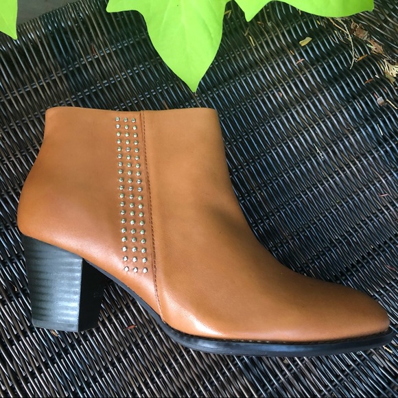 ๐บ Vionic Leather Ankle Booties ๐บ - Picture 4 of 15